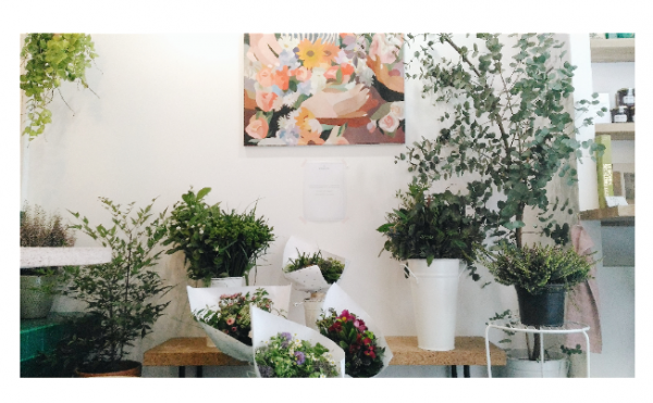 flowers in paris coffee shop