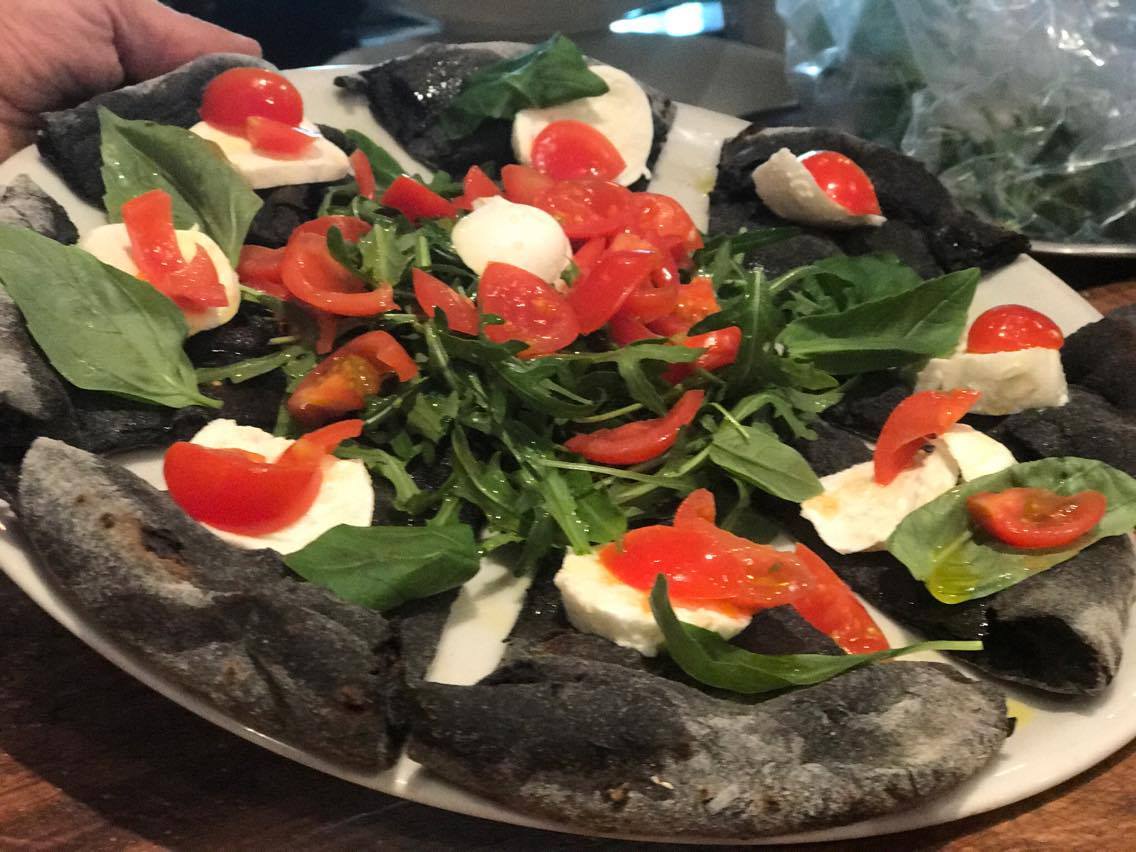 ivones-paris-pizza-black-crust