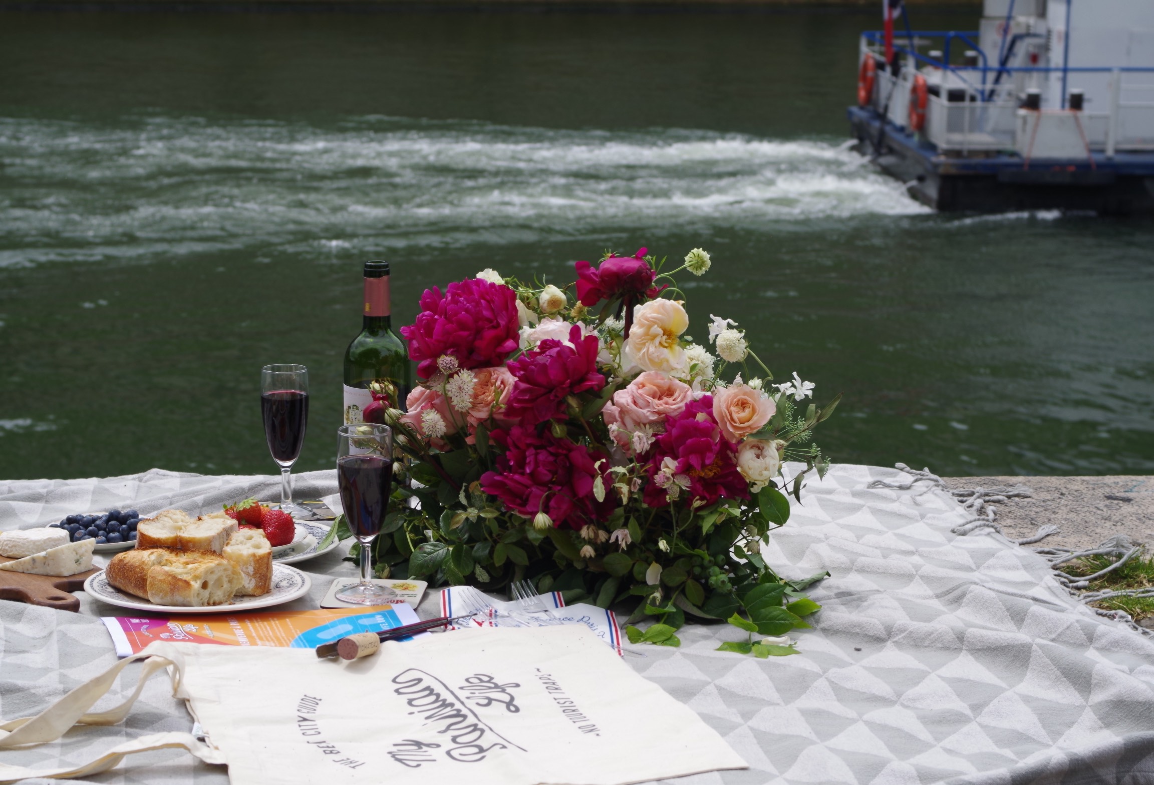 paris foodie bag picnic seine river boat My parisian life