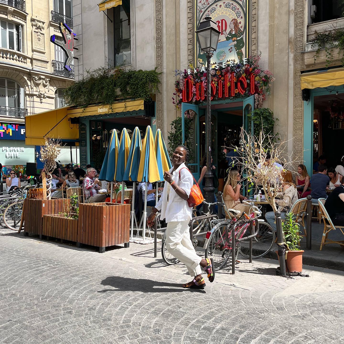 PARIS TOUR GUIDE: Two hops and a skip away from some good food, wine and coffee 🍷☕️🥖🇫🇷 - if you want to have a local guide to Paris, that’s fun and informative, here I am baby. 
Let’s vibrate together for more of la joie de vivre française🌞🤗😘 #feelgoodparis #paris #myparisianlife #travelerinparis #love #parisjetaime